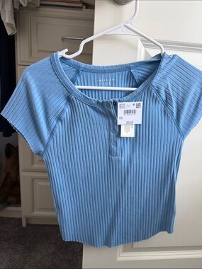 NEVER WORN ! American Eagle Outfitters Light Blue Ribbed Short Sleeve Tee